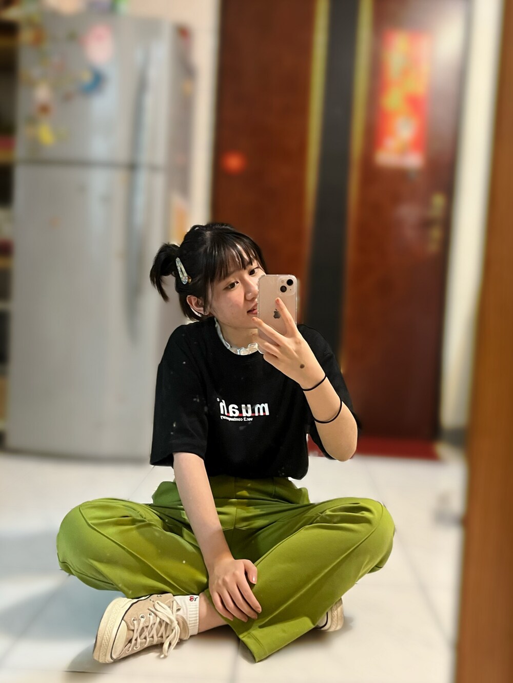 グリーン系のスラックス、ベージュ系のシューズ、ブラック系のTシャツ/カットソーを着用したレディースの秋コーディネートの4枚目の写真