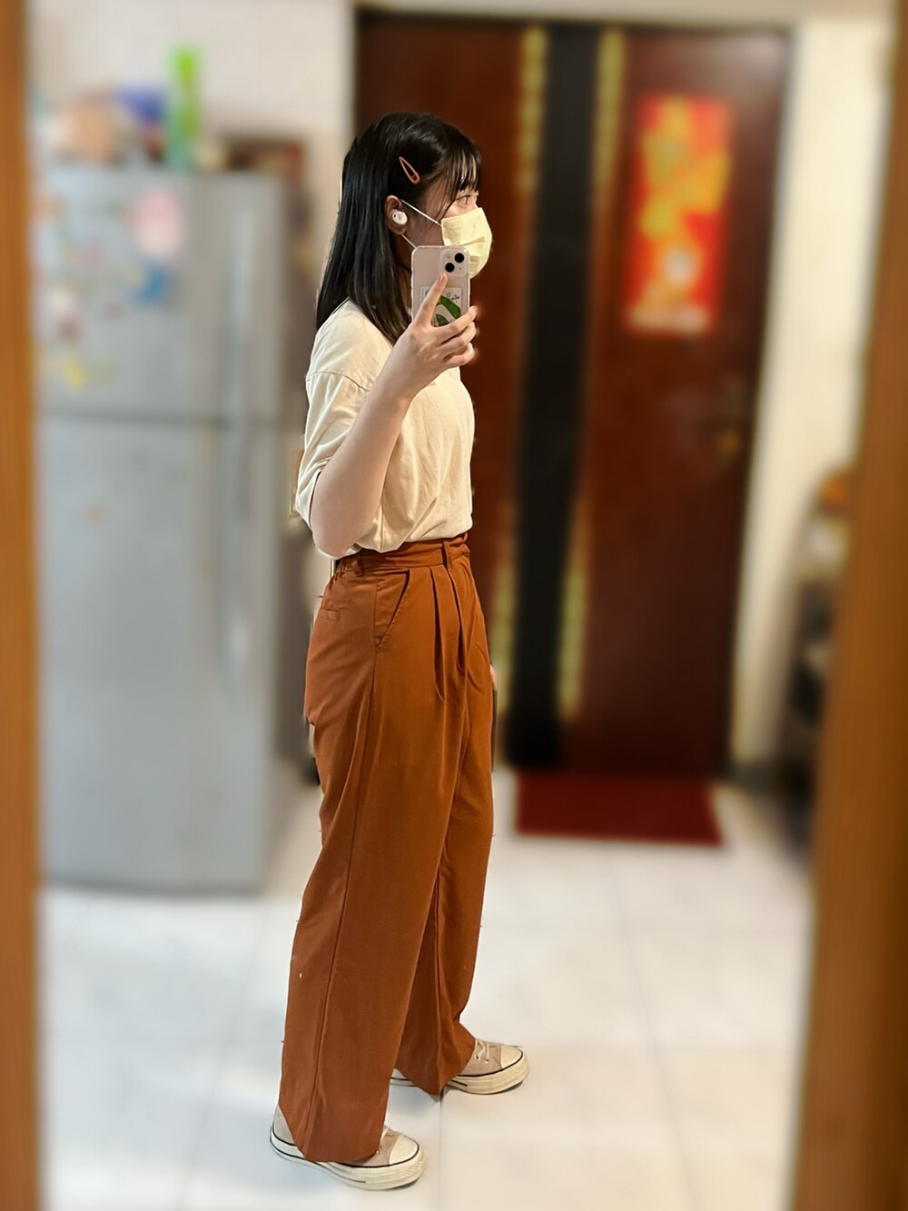 ブラウン系のチノパンツ、ベージュ系のシューズ、ベージュ系のTシャツ/カットソーを着用したレディースの秋コーディネートの3枚目の写真