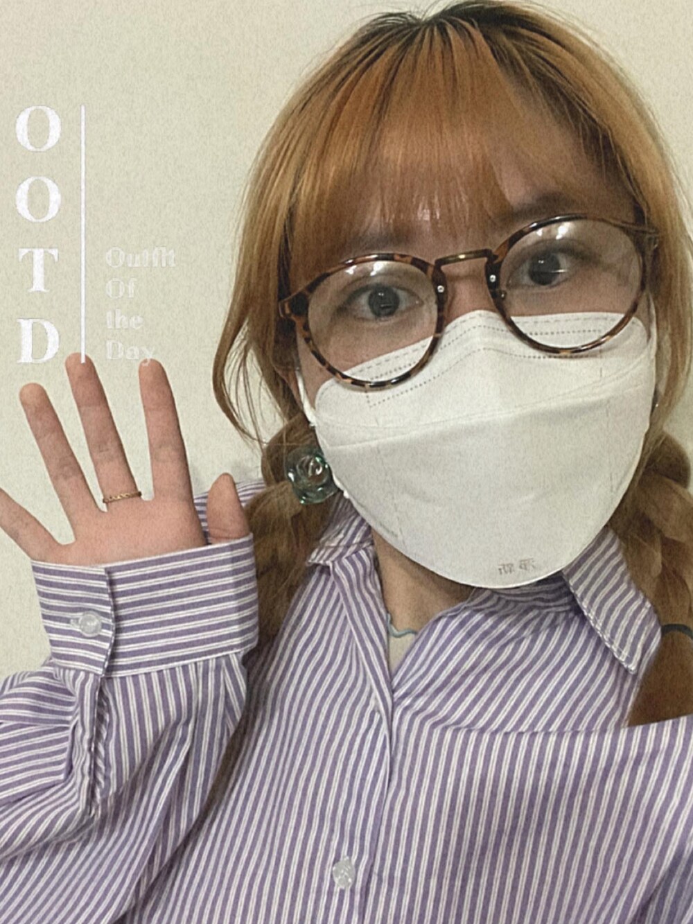 オレンジ系のスラックス、ベージュ系のシューズ、パープル系のシャツ/ブラウスを着用したレディースの秋コーディネートの5枚目の写真