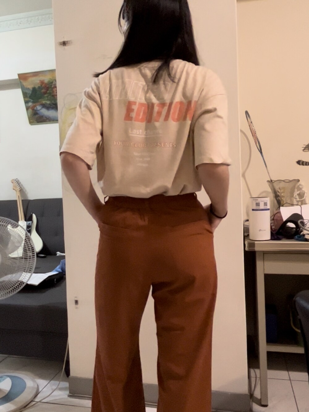 ブラウン系のチノパンツ、ベージュ系のシューズ、ベージュ系のTシャツ/カットソーを着用したレディースの秋コーディネートの4枚目の写真