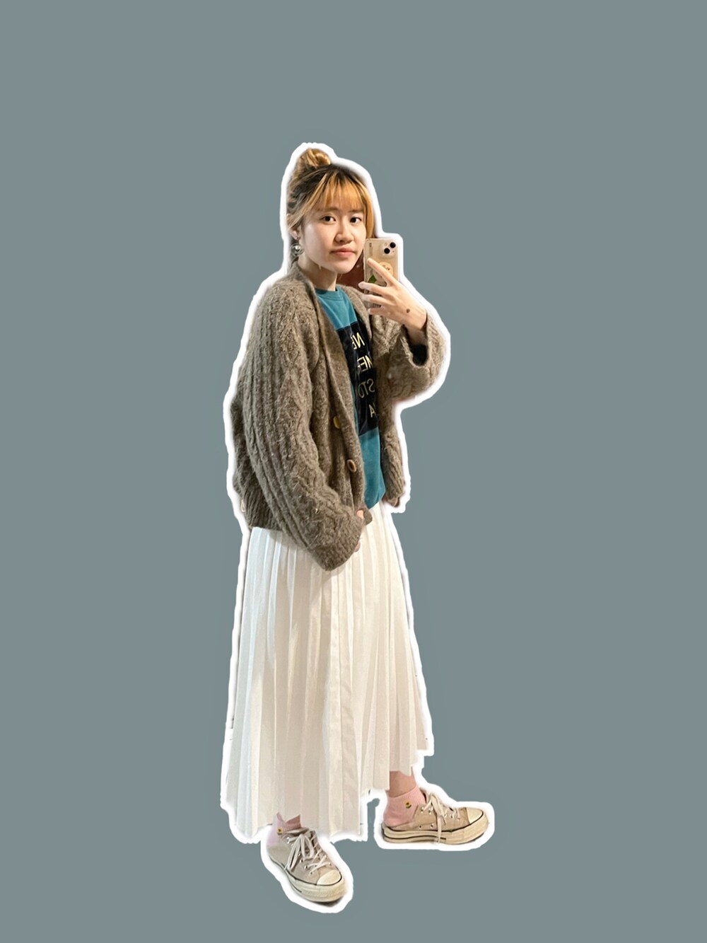 ホワイト系のスカート、ブラウン系のニット/セーター、ベージュ系のシューズを着用したレディースの冬コーディネートの2枚目の写真