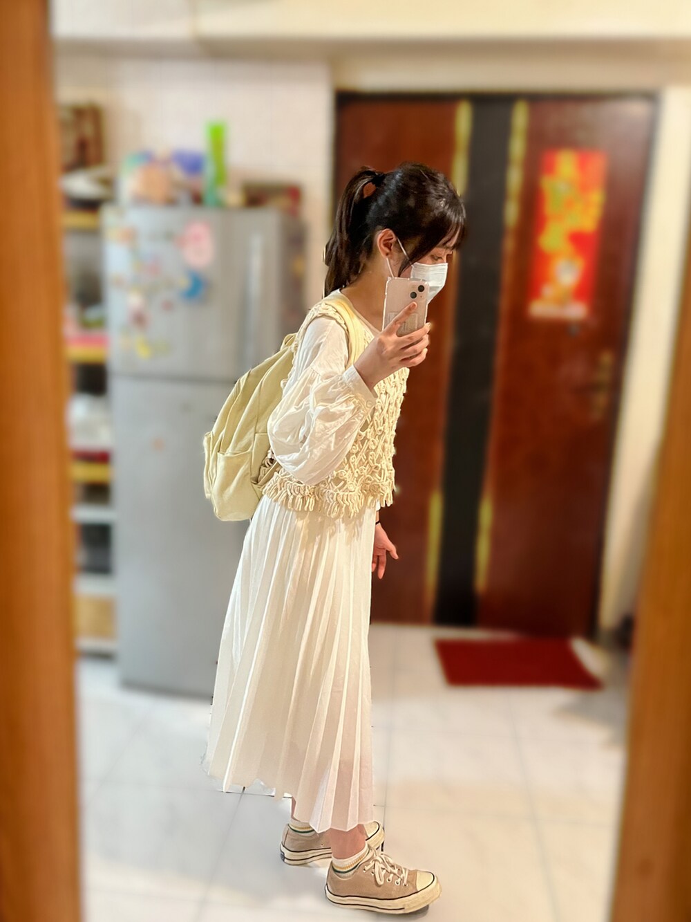 ホワイト系のスカート、ベージュ系のベスト、ホワイト系のシャツ/ブラウスを着用したレディースの秋コーディネートの3枚目の写真