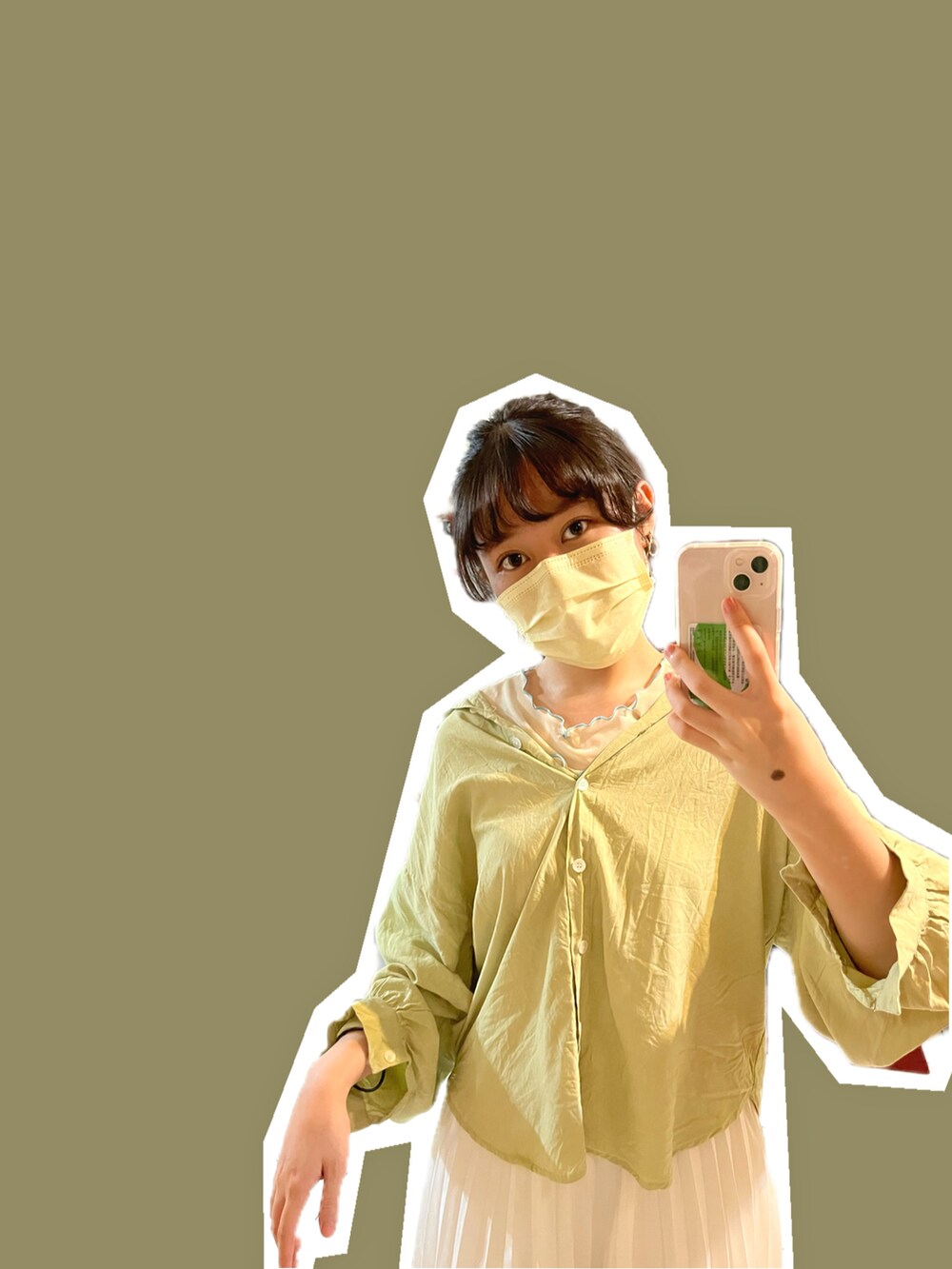 ホワイト系のスカート、グリーン系のシャツ/ブラウス、ベージュ系のシューズを着用したレディースの秋コーディネートの2枚目の写真