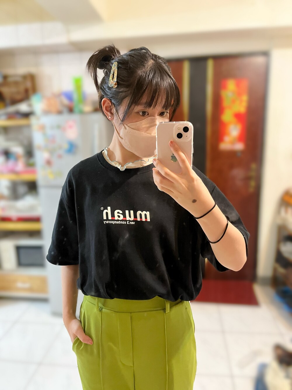 グリーン系のスラックス、ベージュ系のシューズ、ブラック系のTシャツ/カットソーを着用したレディースの秋コーディネートの5枚目の写真