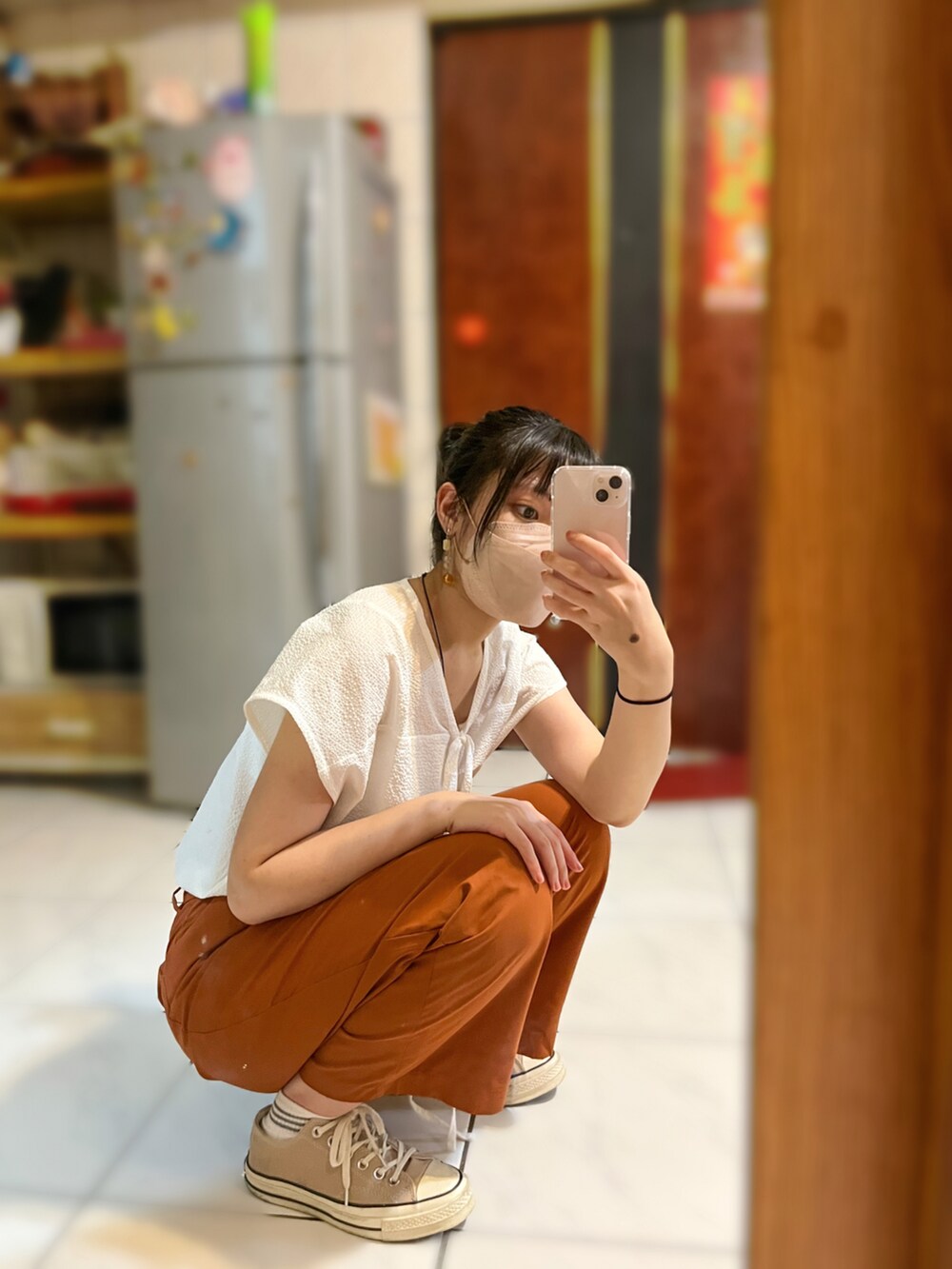 ベージュ系のシューズ、ブラウン系のチノパンツ、ホワイト系のシャツ/ブラウスを着用したレディースの秋コーディネートの3枚目の写真