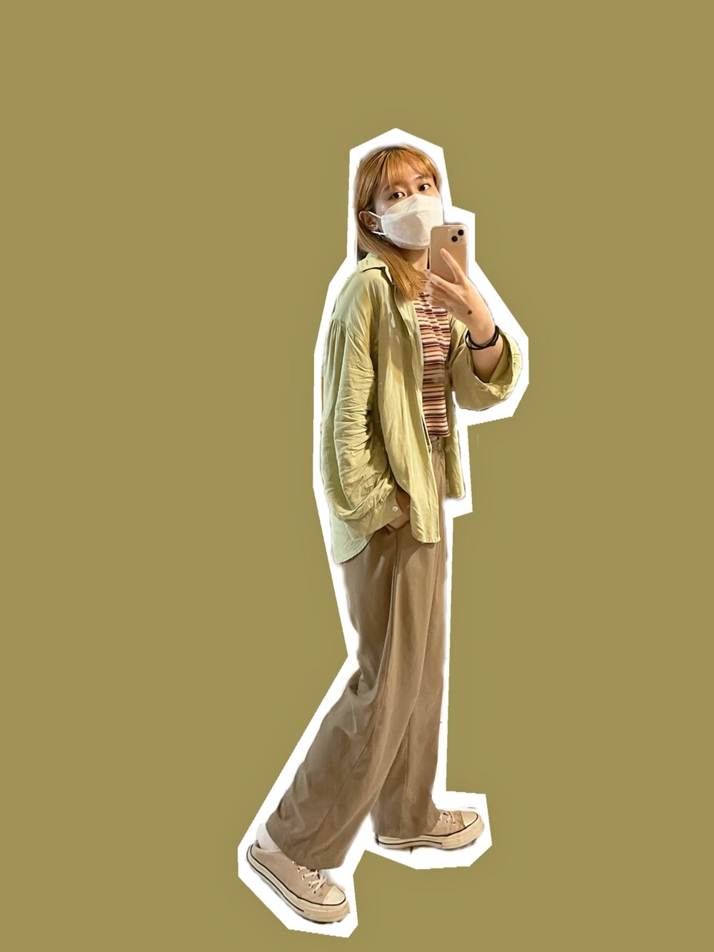 グリーン系のシャツ/ブラウス、ブラウン系のタンクトップ、ベージュ系のシューズを着用したレディースの秋コーディネートの2枚目の写真