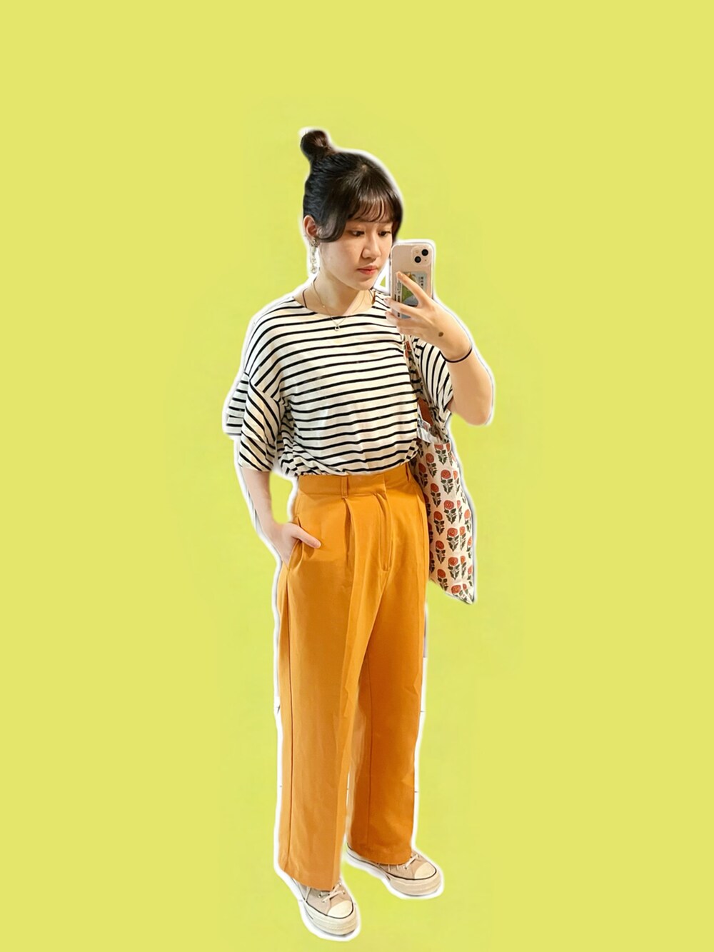 オレンジ系のチノパンツ、ベージュ系のシューズ、ホワイト系のTシャツ/カットソーを着用したレディースの秋コーディネートの3枚目の写真