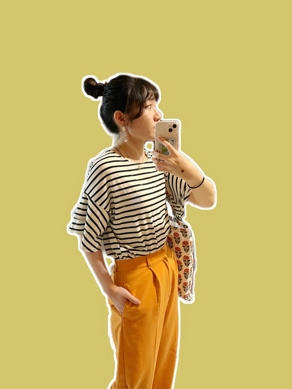 オレンジ系のチノパンツ、ベージュ系のシューズ、ホワイト系のTシャツ/カットソーを着用したレディースの秋コーディネートの2枚目の写真