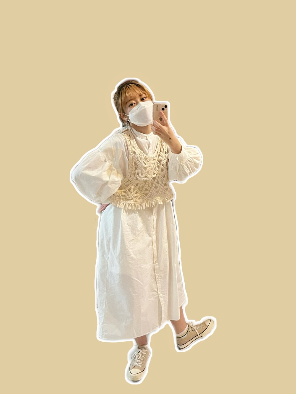 ベージュ系のシューズ、ベージュ系のベスト、ホワイト系のシャツワンピースを着用したレディースの秋コーディネートの4枚目の写真