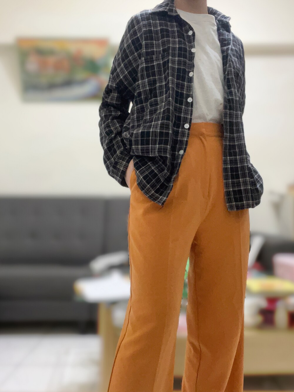 グレー系のTシャツ/カットソー、オレンジ系のチノパンツ、ブラック系のシャツ/ブラウスを着用したレディースの秋コーディネートの2枚目の写真