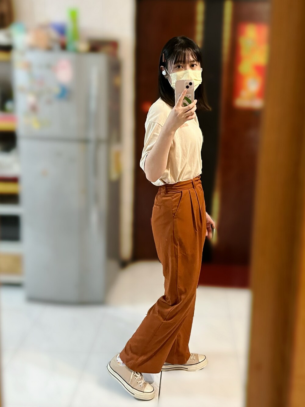 ブラウン系のチノパンツ、ベージュ系のシューズ、ベージュ系のTシャツ/カットソーを着用したレディースの秋コーディネートの2枚目の写真