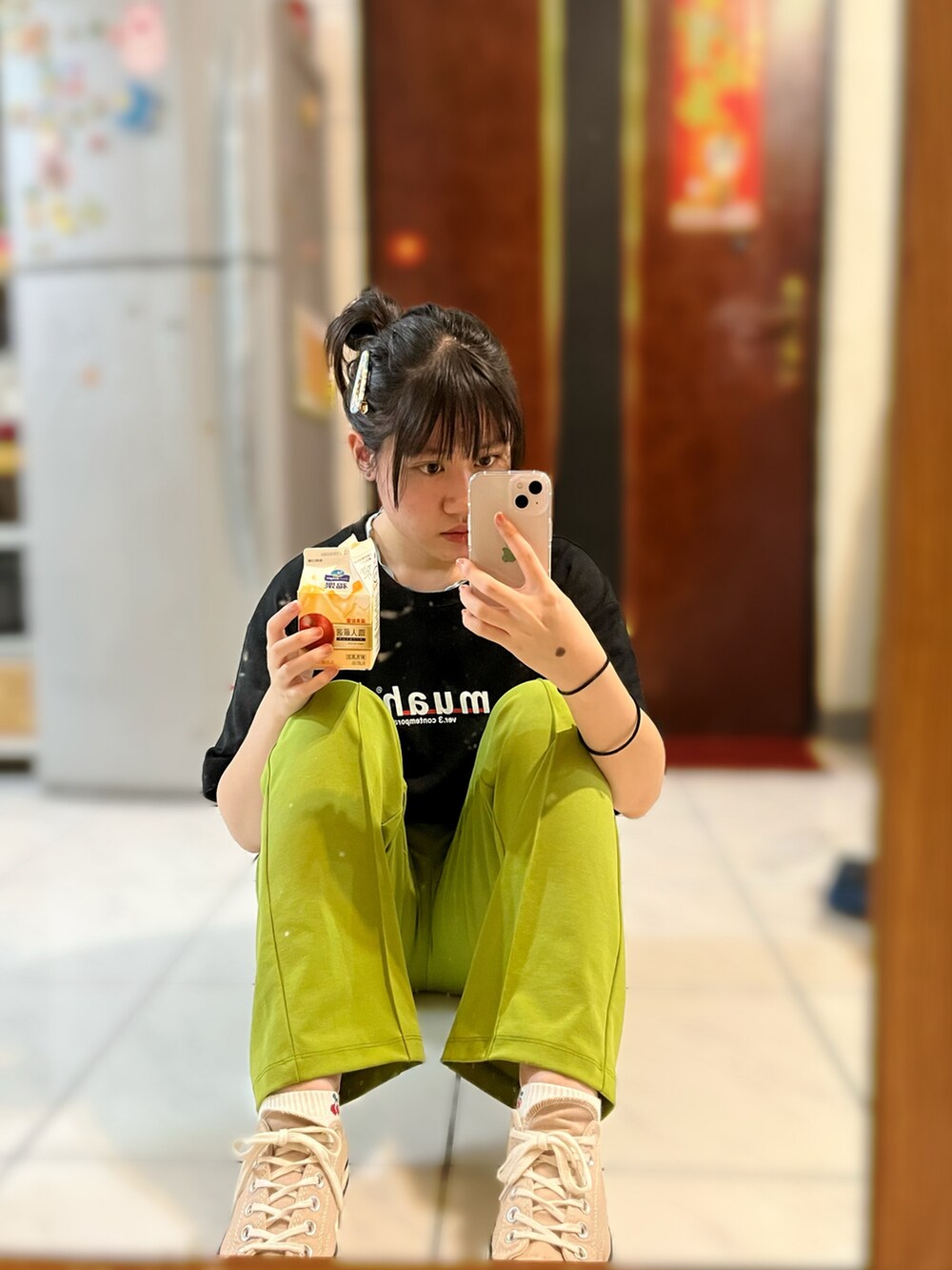 グリーン系のスラックス、ベージュ系のシューズ、ブラック系のTシャツ/カットソーを着用したレディースの秋コーディネートの3枚目の写真