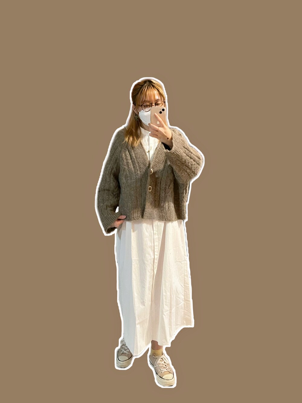 ホワイト系のシャツワンピース、ブラウン系のニット/セーター、ブラウン系のメガネを着用したレディースの秋コーディネートの2枚目の写真