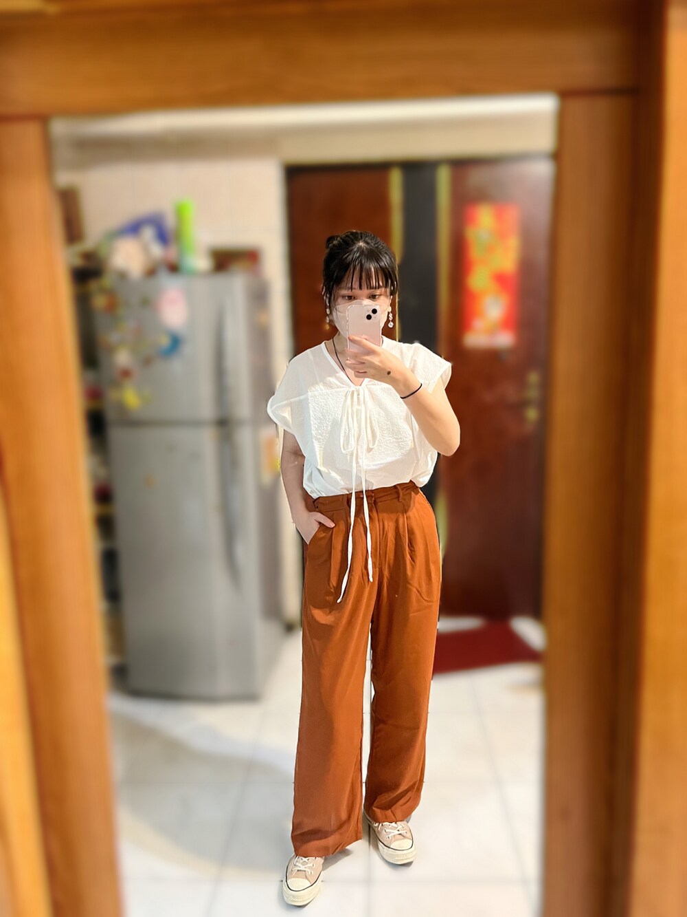 ベージュ系のシューズ、ブラウン系のチノパンツ、ホワイト系のシャツ/ブラウスを着用したレディースの秋コーディネートの2枚目の写真