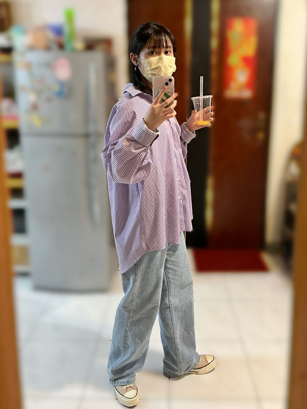 ホワイト系のTシャツ/カットソー、ベージュ系のシューズ、ブルー系のデニムパンツを着用したレディースの秋コーディネートの2枚目の写真