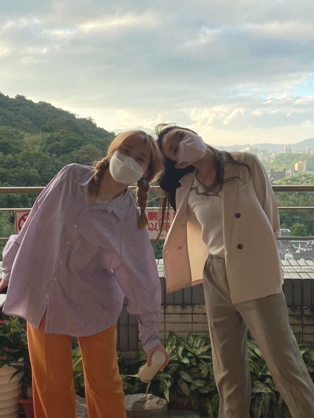 オレンジ系のスラックス、ベージュ系のシューズ、パープル系のシャツ/ブラウスを着用したレディースの秋コーディネートの4枚目の写真