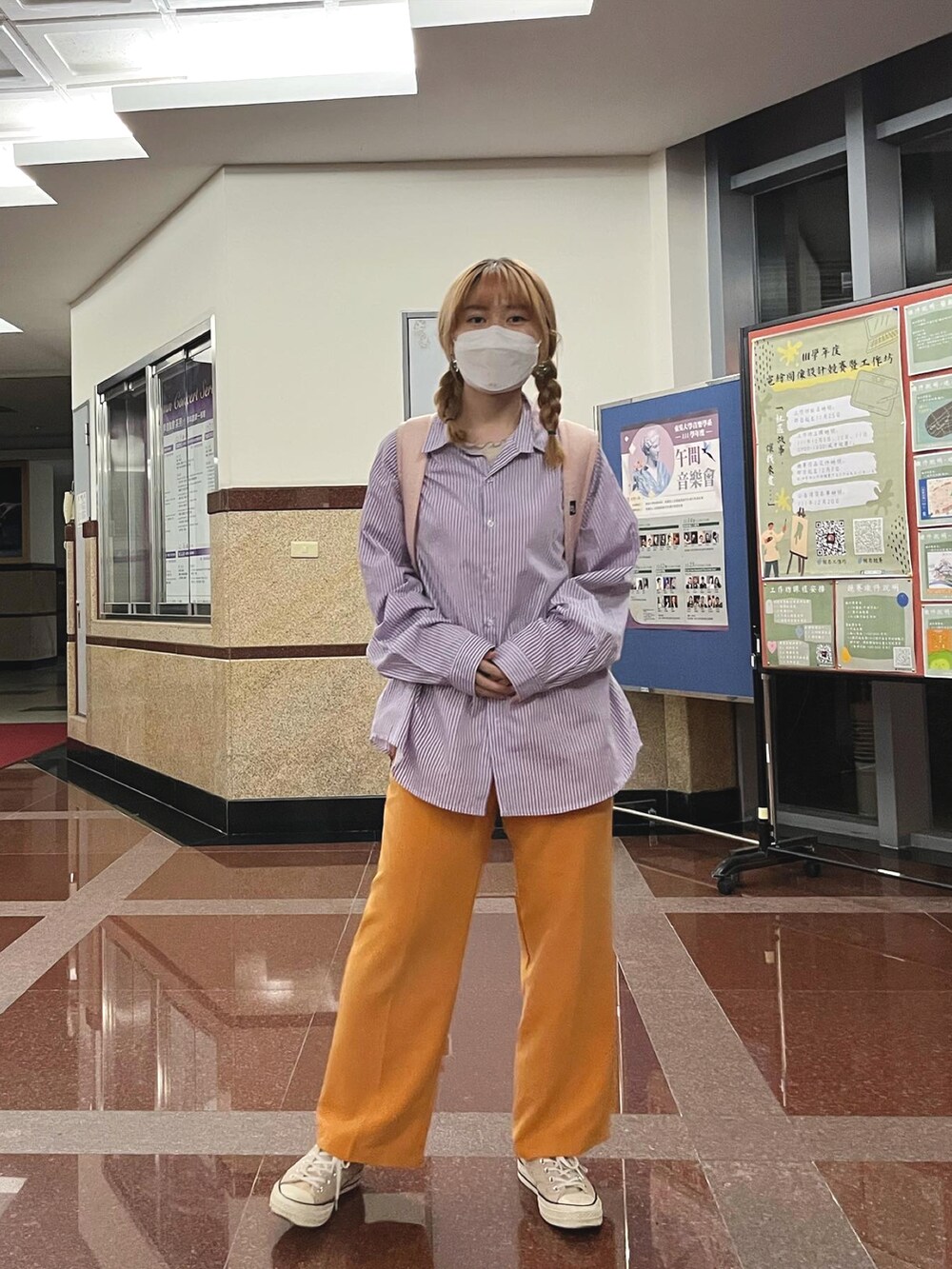 オレンジ系のスラックス、ベージュ系のシューズ、パープル系のシャツ/ブラウスを着用したレディースの秋コーディネートの2枚目の写真