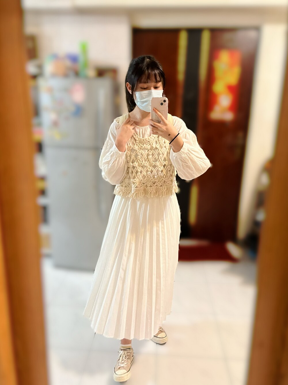 ホワイト系のスカート、ベージュ系のベスト、ホワイト系のシャツ/ブラウスを着用したレディースの秋コーディネートの4枚目の写真