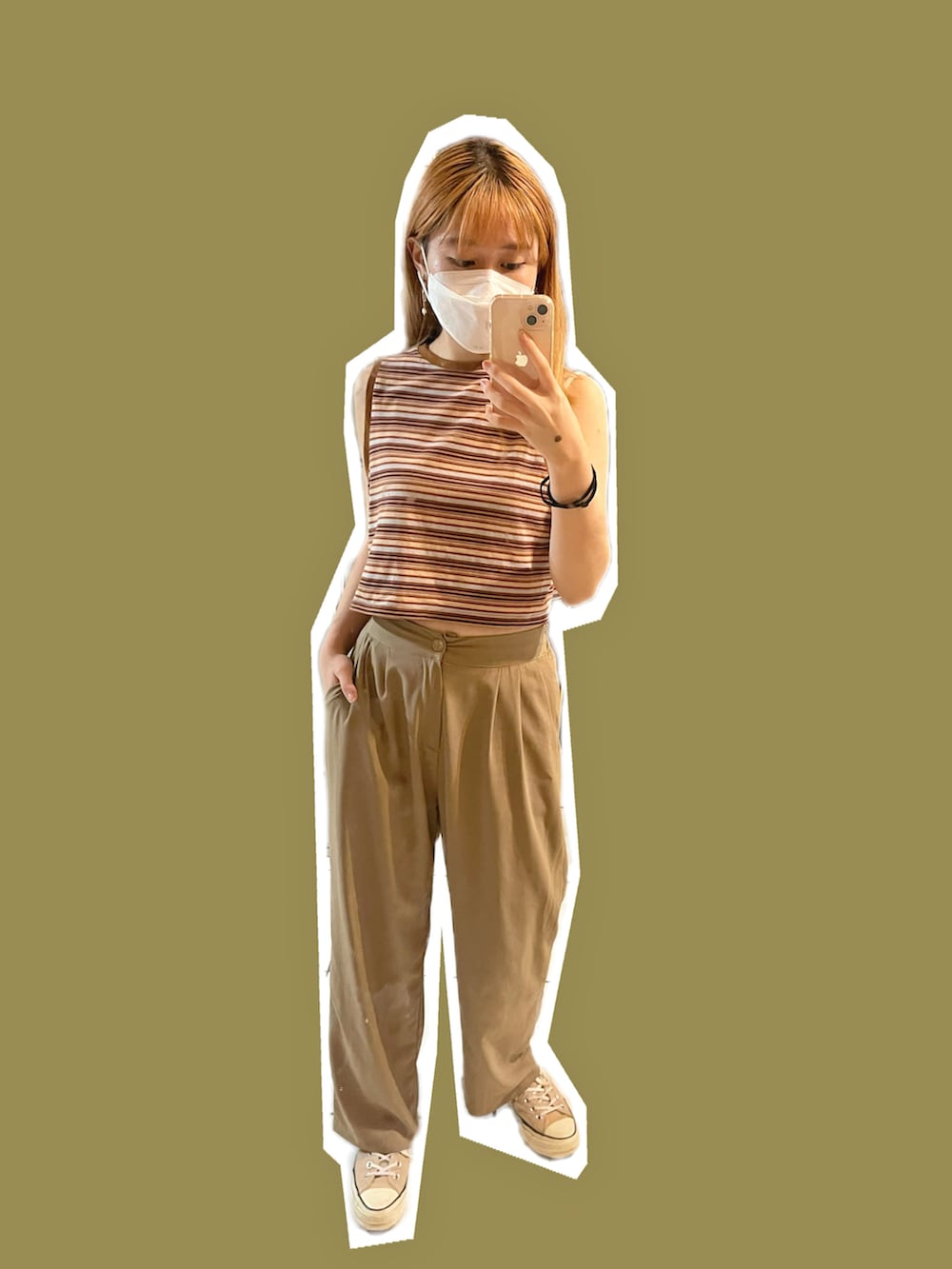 グリーン系のシャツ/ブラウス、ブラウン系のタンクトップ、ベージュ系のシューズを着用したレディースの秋コーディネートの3枚目の写真