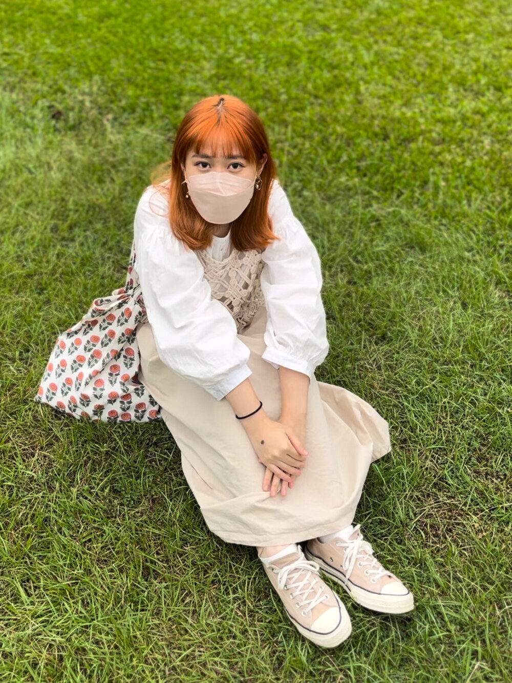 ベージュ系のスカート、ホワイト系のシャツ/ブラウス、ベージュ系のベストを着用したレディースの秋コーディネートの5枚目の写真