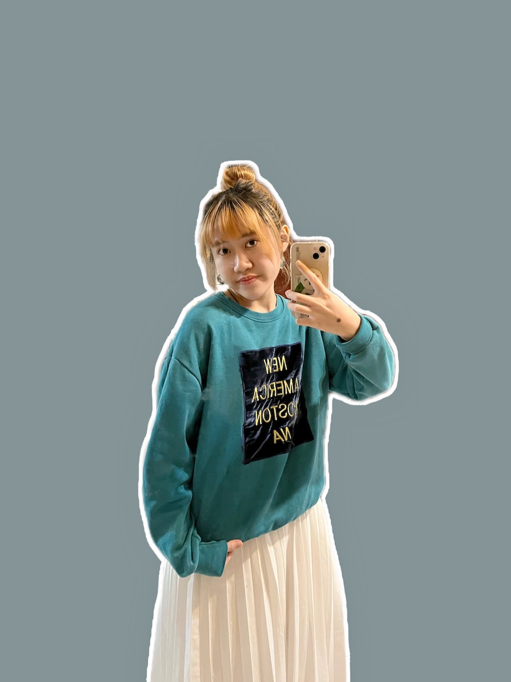 ホワイト系のスカート、ブラウン系のニット/セーター、ベージュ系のシューズを着用したレディースの冬コーディネートの3枚目の写真