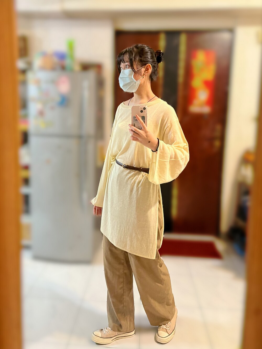 ベージュ系のシューズ、ベージュ系のその他トップス、ブラウン系のベルトを着用したレディースの秋コーディネートの4枚目の写真