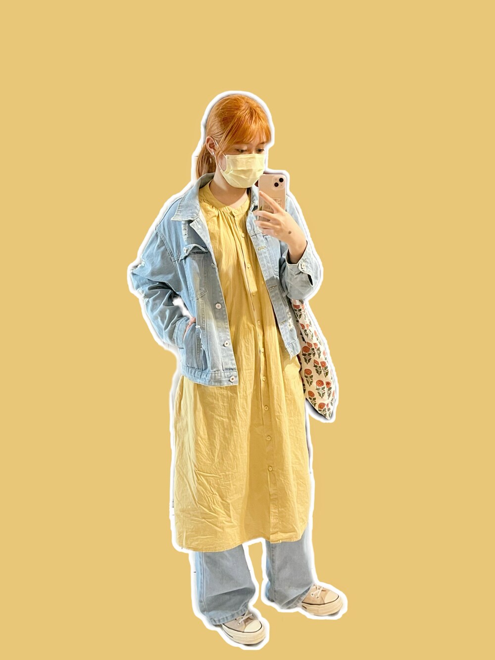 イエロー系のシャツワンピース、ベージュ系のシューズ、ブルー系のデニムジャケットを着用したレディースの秋コーディネートの3枚目の写真