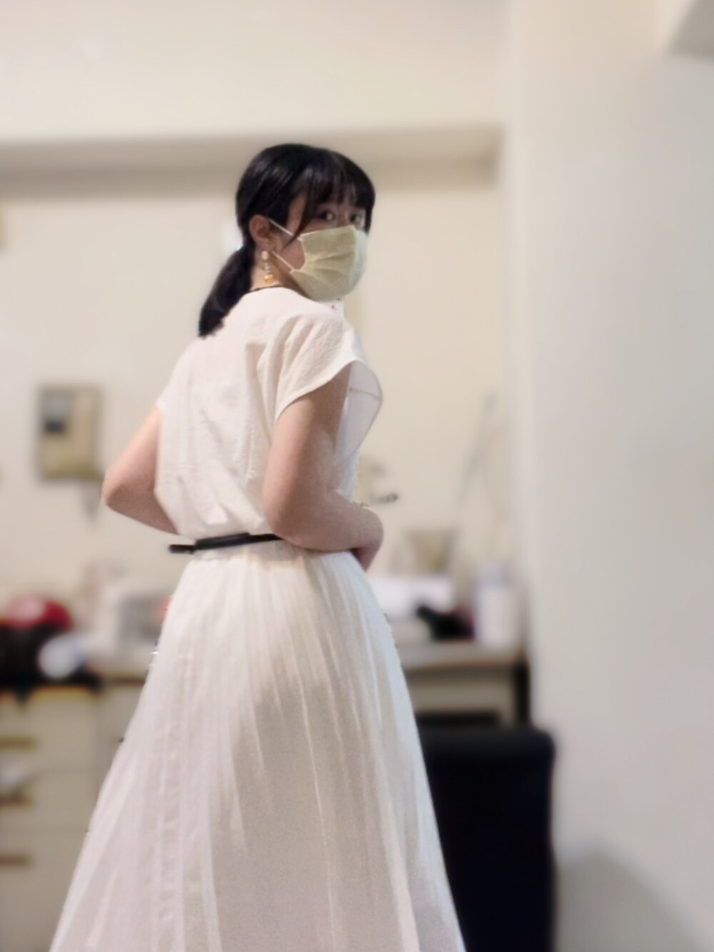 ベージュ系のシューズ、ホワイト系のスカート、ホワイト系のその他トップスを着用したレディースの秋コーディネートの2枚目の写真