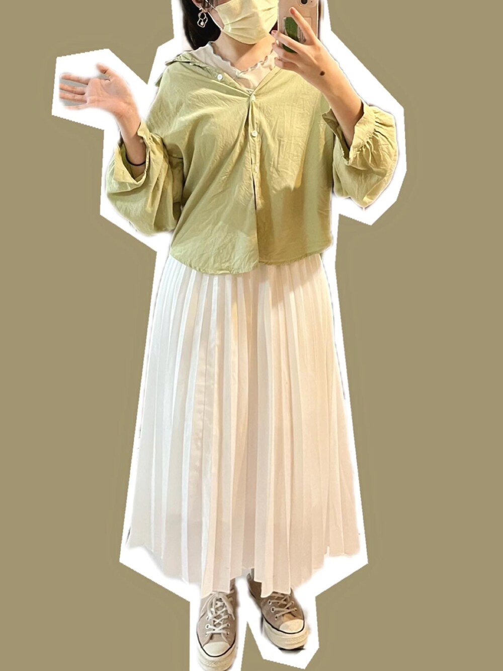 ホワイト系のスカート、グリーン系のシャツ/ブラウス、ベージュ系のシューズを着用したレディースの秋コーディネートの3枚目の写真