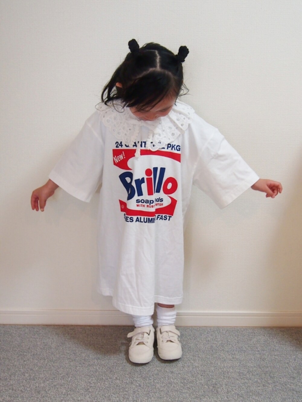 ホワイト系のTシャツ/カットソー、ベージュ系のスニーカーを着用したキッズの春コーディネートの2枚目の写真