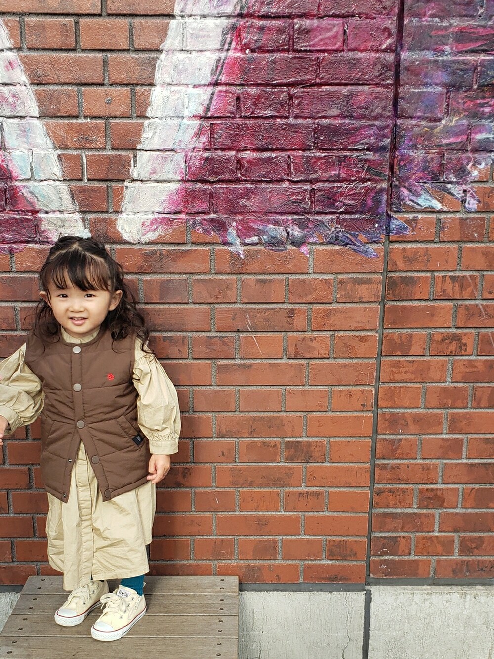 「秋冬コーデ、秋カラー、2歳、おんなのこ、女の子、キッズコーデ、キッズファッション、シンプルコーデ、カジュアルコーデ、プチプラ、ワンピース、カラーソックス、コンバース、キルティング」｜「POLO RALPH LAURENのアイテム（ベスト、ブラウン系）」を使った、𝑀𝐴𝑁𝑂𝐴さん（キッズ・90cm）の秋コーディネートの3枚目の写真