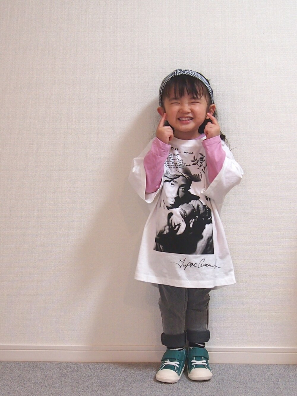 「春服、2歳、女の子、プチプラ、ストリート、キッズコーデ、カチューシャ、コンバース」｜「Lycee mineの絞りリボンカチューシャ（カチューシャ、ブラック系）」を使った、𝑀𝐴𝑁𝑂𝐴さん（キッズ・90cm）の春コーディネートの2枚目の写真