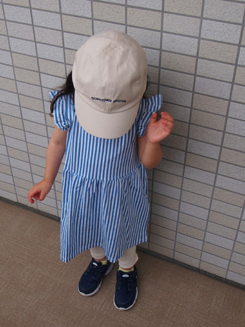 「夏コーデ、2歳、女の子、キャップ、カジュアルコーデ、キッズファッション、ワンピース、レイヤードスタイル、NIKE、ハラチ」｜「ZARAのアイテム（キャップ、ベージュ系）」を使った、𝑀𝐴𝑁𝑂𝐴さん（キッズ・90cm）の春コーディネートの2枚目の写真