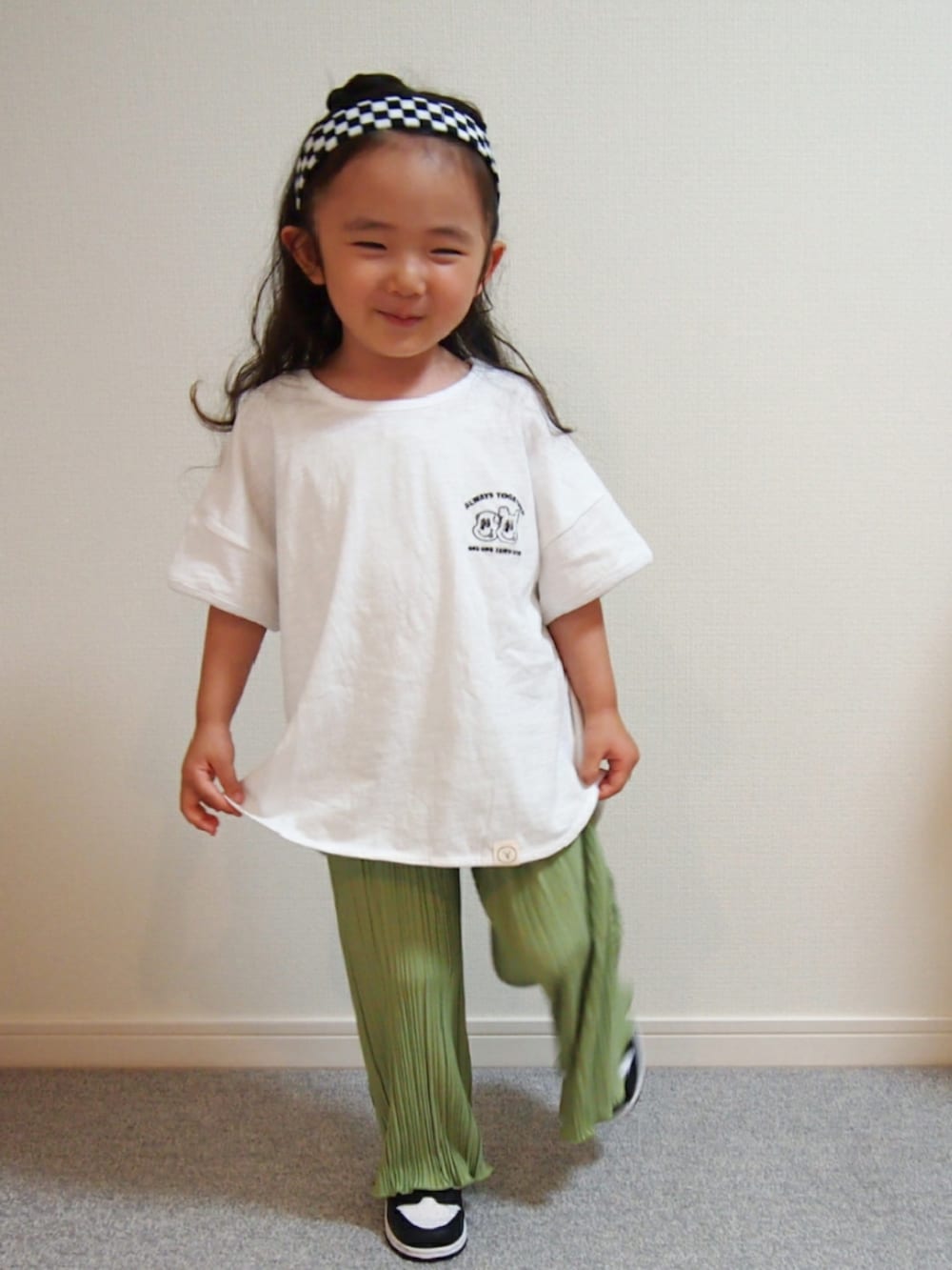 ホワイト系のTシャツ/カットソー、グリーン系のその他パンツ、ホワイト系のスニーカーを着用したキッズの夏コーディネートの2枚目の写真