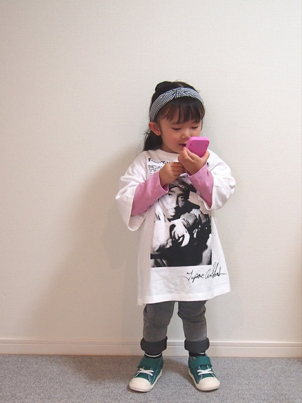 「春服、2歳、女の子、プチプラ、ストリート、キッズコーデ、カチューシャ、コンバース」｜「Lycee mineの絞りリボンカチューシャ（カチューシャ、ブラック系）」を使った、𝑀𝐴𝑁𝑂𝐴さん（キッズ・90cm）の春コーディネートの3枚目の写真