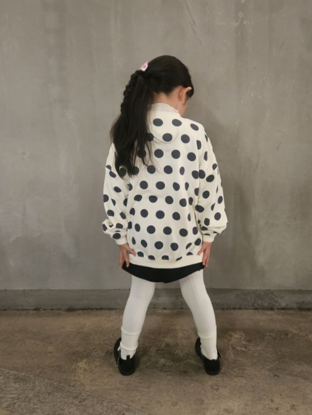 ホワイト系のスウェット、ブラック系のその他パンツ、ホワイト系のタイツ/ストッキングを着用したキッズの冬コーディネートの2枚目の写真