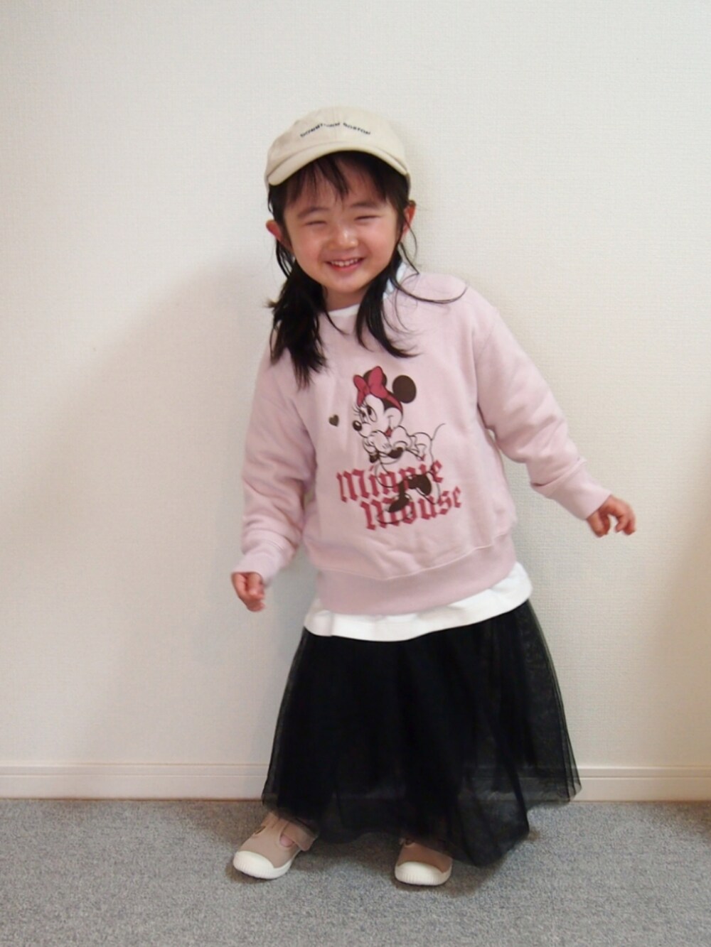 ピンク系のスウェット、ホワイト系のTシャツ/カットソー、グレー系のスカートを着用したキッズの春コーディネートの2枚目の写真