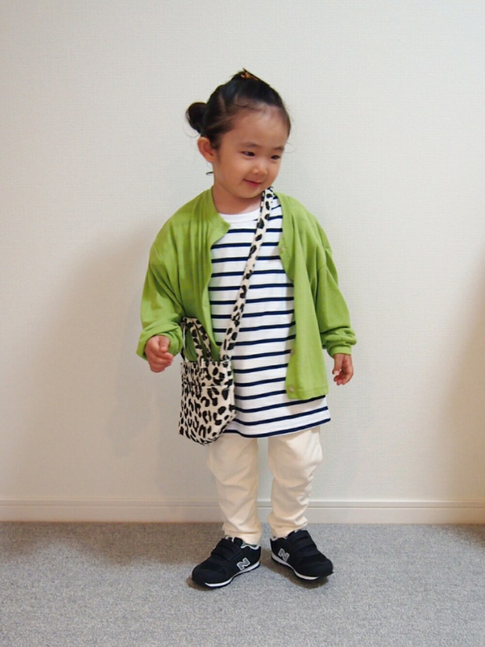 グリーン系のカーディガン/ボレロ、ホワイト系のTシャツ/カットソー、その他のバッグを着用したキッズの夏コーディネートの3枚目の写真