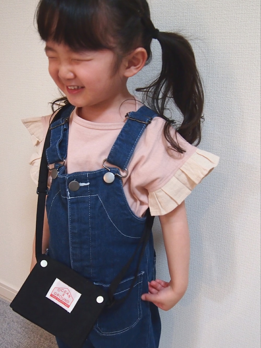 「春コーデ、2歳、女の子、サロペット、ボリューム袖、カジュアル、サンダル、NIKE、Tシャツ」｜「pairmanonの選べるフリルデザイン ガールズ半袖Tシャツ（Tシャツ/カットソー、ピンク系）」を使った、𝑀𝐴𝑁𝑂𝐴さん（キッズ・90cm）の春コーディネートの4枚目の写真