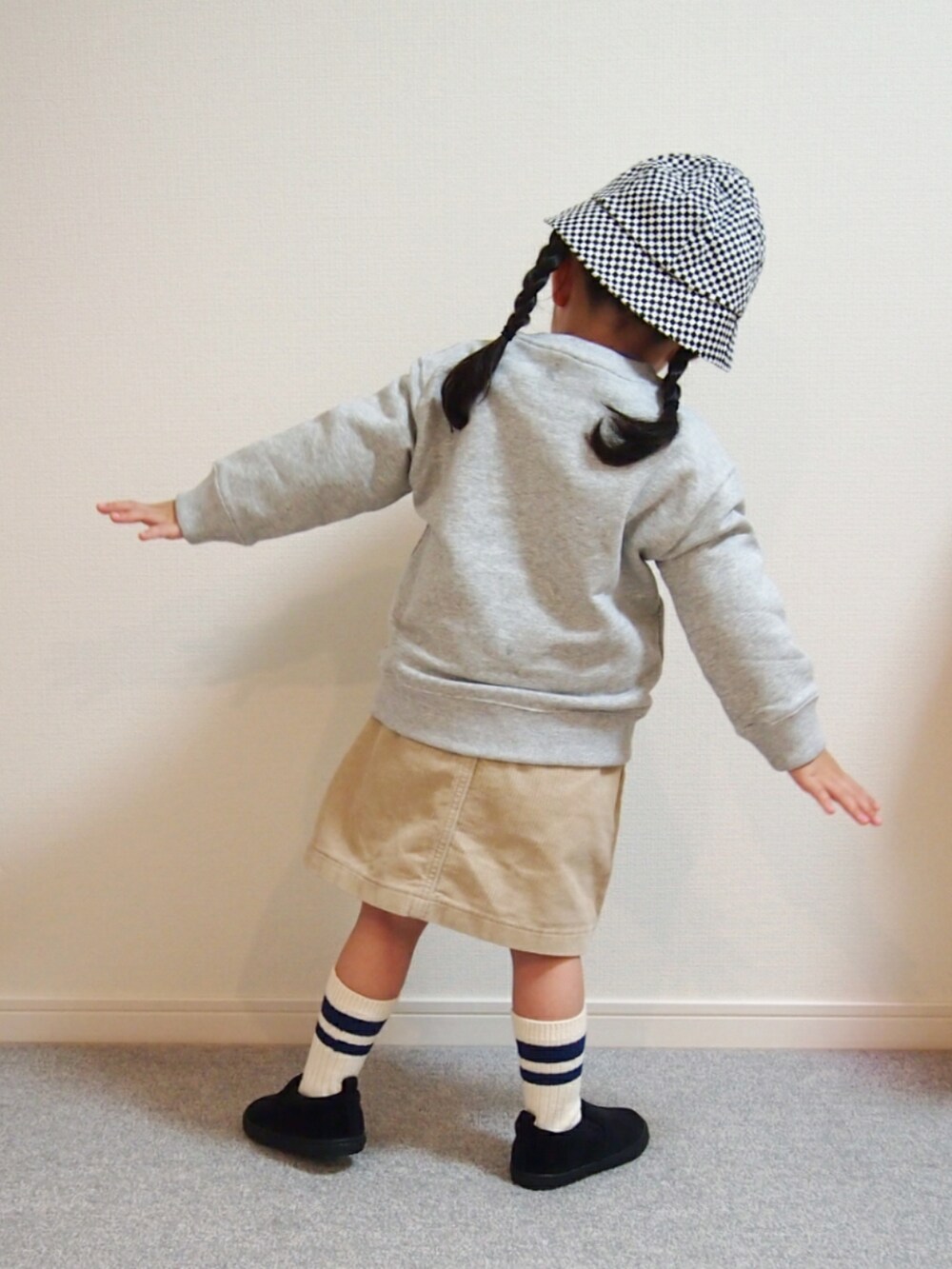 パープル系のトップス、グレー系のスウェット、ブラック系のスリッポンを着用したキッズの秋コーディネートの3枚目の写真