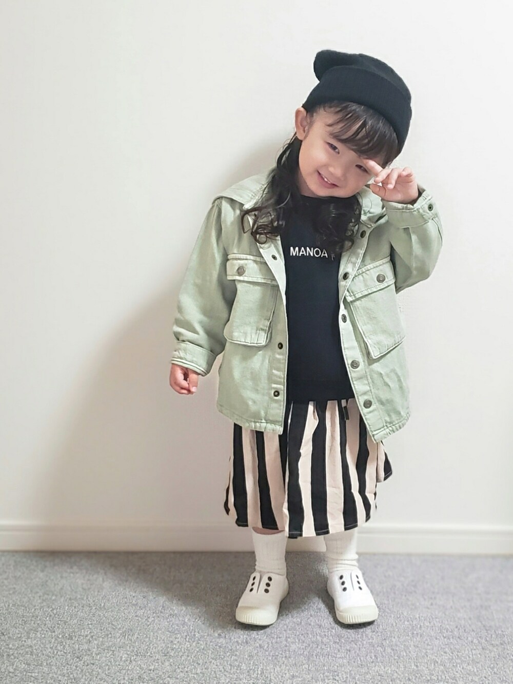「春コーデ、2歳、女の子、ジャケット、キッズコーデ、スウェット、スカート、めがね、追いコーデ、春服デビュー宣言」｜「DAISOのアイテム（ニットキャップ/ビーニー、ブラック系）」を使った、𝑀𝐴𝑁𝑂𝐴さん（キッズ・90cm）の春コーディネートの3枚目の写真