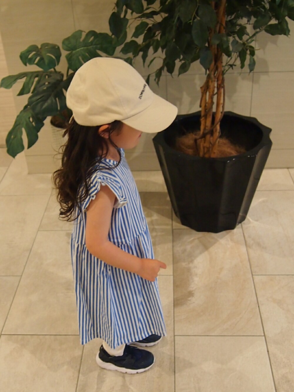 「夏コーデ、2歳、女の子、キャップ、カジュアルコーデ、キッズファッション、ワンピース、レイヤードスタイル、NIKE、ハラチ」｜「ZARAのアイテム（キャップ、ベージュ系）」を使った、𝑀𝐴𝑁𝑂𝐴さん（キッズ・90cm）の春コーディネートの4枚目の写真