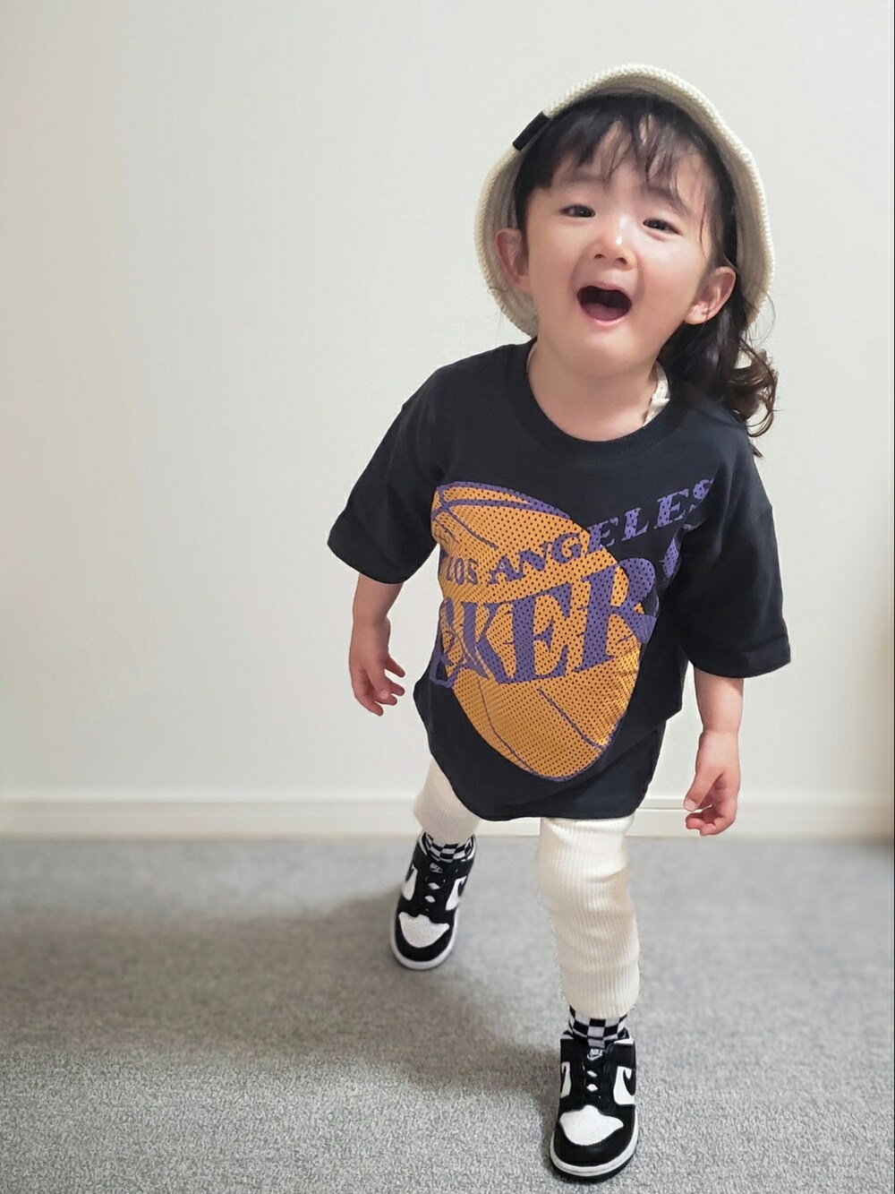 「春服デビュー宣言、春コーデ、2歳、女の子、バケットハット、キッズコーデ、カジュアルコーデ、ストリート、NIKE、ゆるコーデ」｜「petit mainのコットンニットバケットハット（ハット、ホワイト系）」を使った、𝑀𝐴𝑁𝑂𝐴さん（キッズ・90cm）の春コーディネートの4枚目の写真