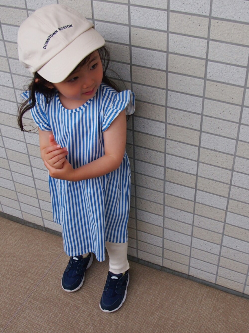 「夏コーデ、2歳、女の子、キャップ、カジュアルコーデ、キッズファッション、ワンピース、レイヤードスタイル、NIKE、ハラチ」｜「ZARAのアイテム（キャップ、ベージュ系）」を使った、𝑀𝐴𝑁𝑂𝐴さん（キッズ・90cm）の春コーディネートの3枚目の写真