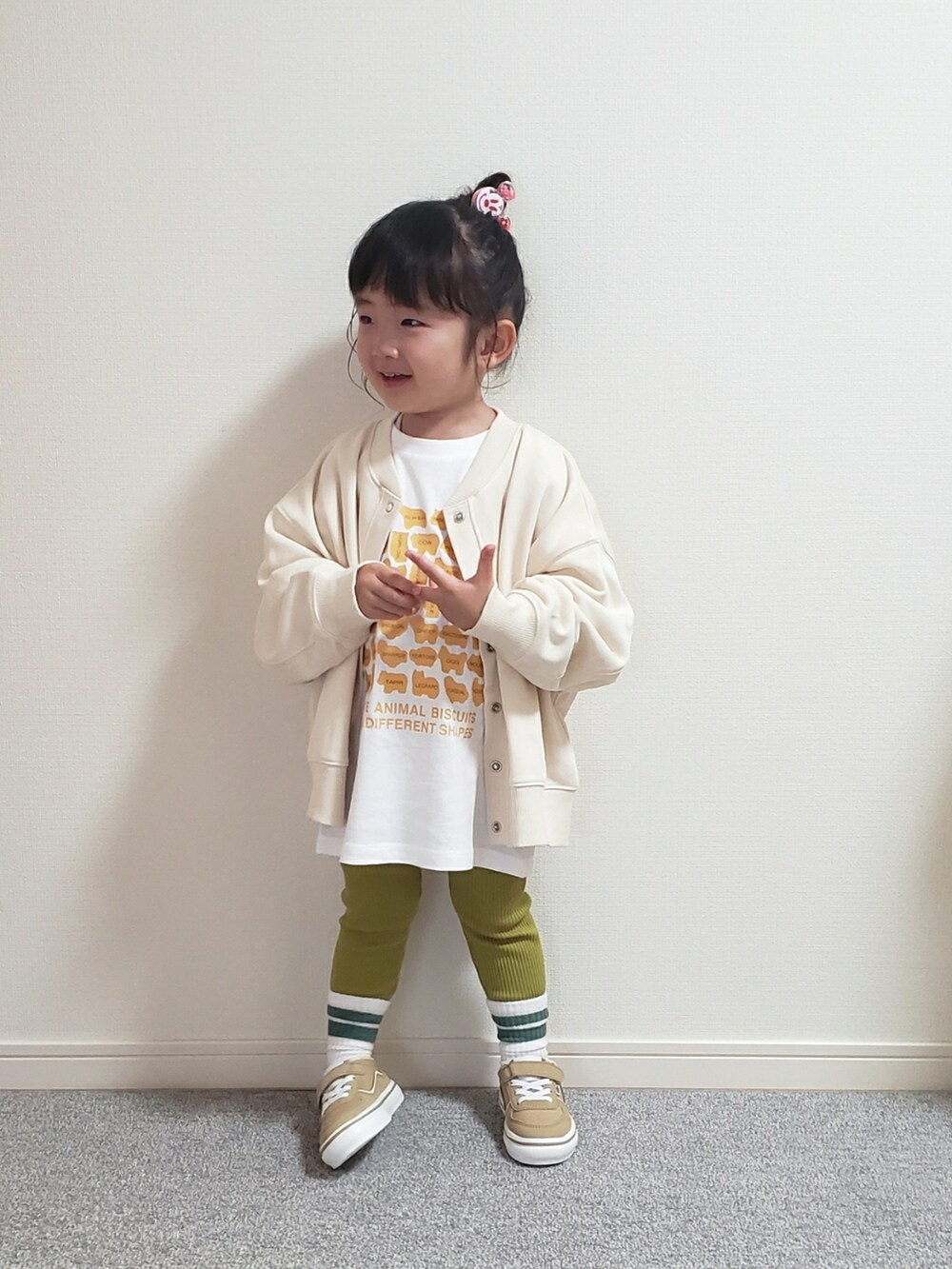 「春コーデ、2歳、女の子、GU、キッズコーデ、ラインソックス、プチプラコーデ、カジュアルコーデ、シンプルコーデ、たべっ子どうぶつ」｜「GUのアイテム（ノーカラージャケット、ホワイト系）」を使った、𝑀𝐴𝑁𝑂𝐴さん（キッズ・90cm）の春コーディネートの2枚目の写真