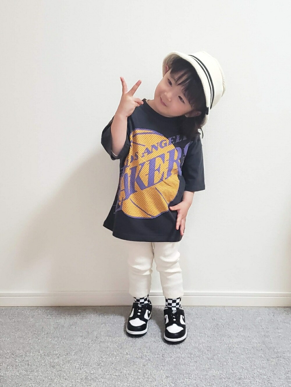 「春服デビュー宣言、春コーデ、2歳、女の子、バケットハット、キッズコーデ、カジュアルコーデ、ストリート、NIKE、ゆるコーデ」｜「petit mainのコットンニットバケットハット（ハット、ホワイト系）」を使った、𝑀𝐴𝑁𝑂𝐴さん（キッズ・90cm）の春コーディネートの2枚目の写真