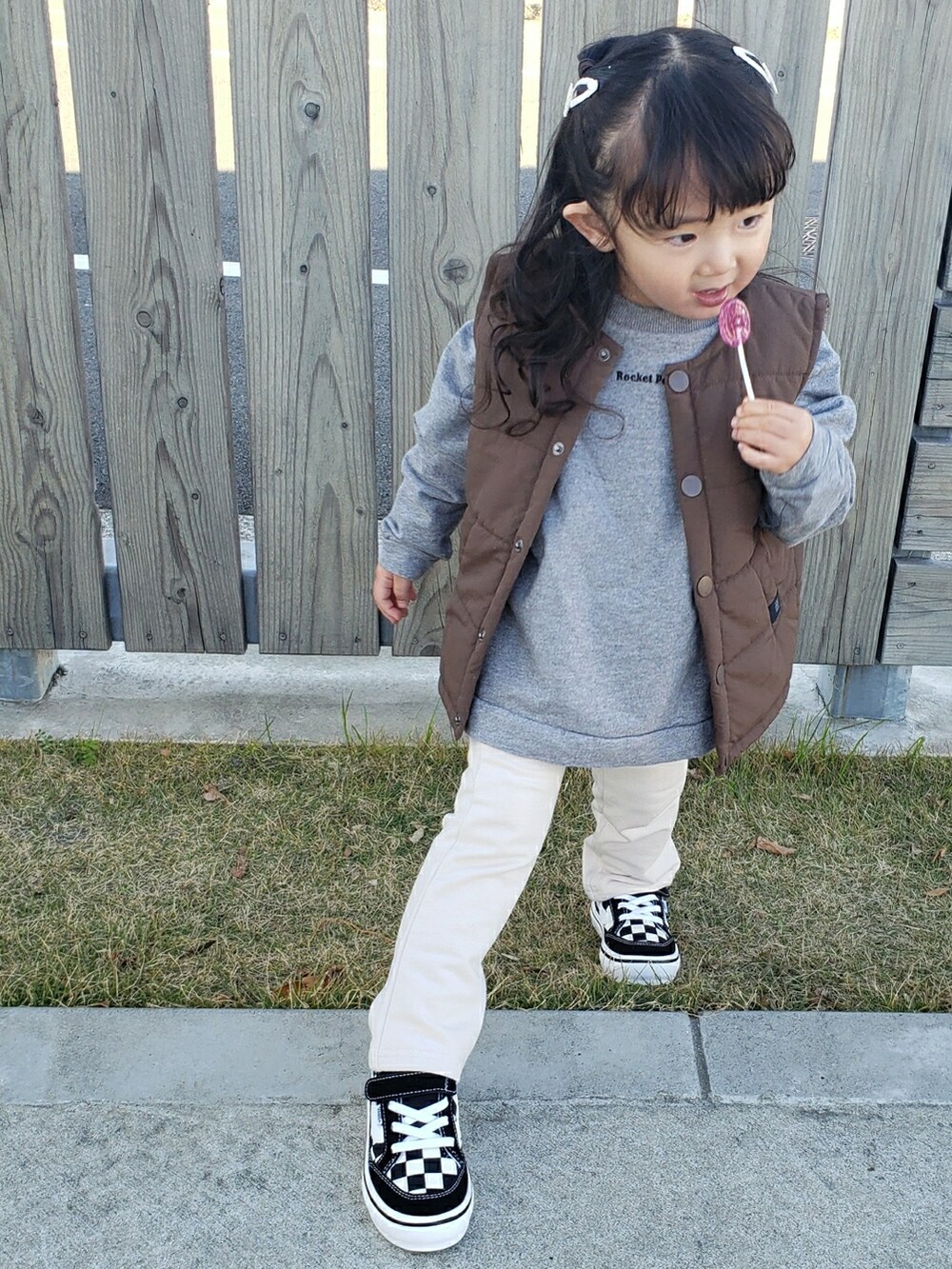 「秋冬コーデ、2歳、女の子、キッズコーデ、キッズファッション、パンツスタイル、フレアパンツ、シンプル、シンプルコーデ、カジュアル、スウェット、ベスト、スニーカー、VANS」｜「POLO RALPH LAURENのアイテム（ベスト、ブラウン系）」を使った、𝑀𝐴𝑁𝑂𝐴さん（キッズ・90cm）の冬コーディネートの3枚目の写真