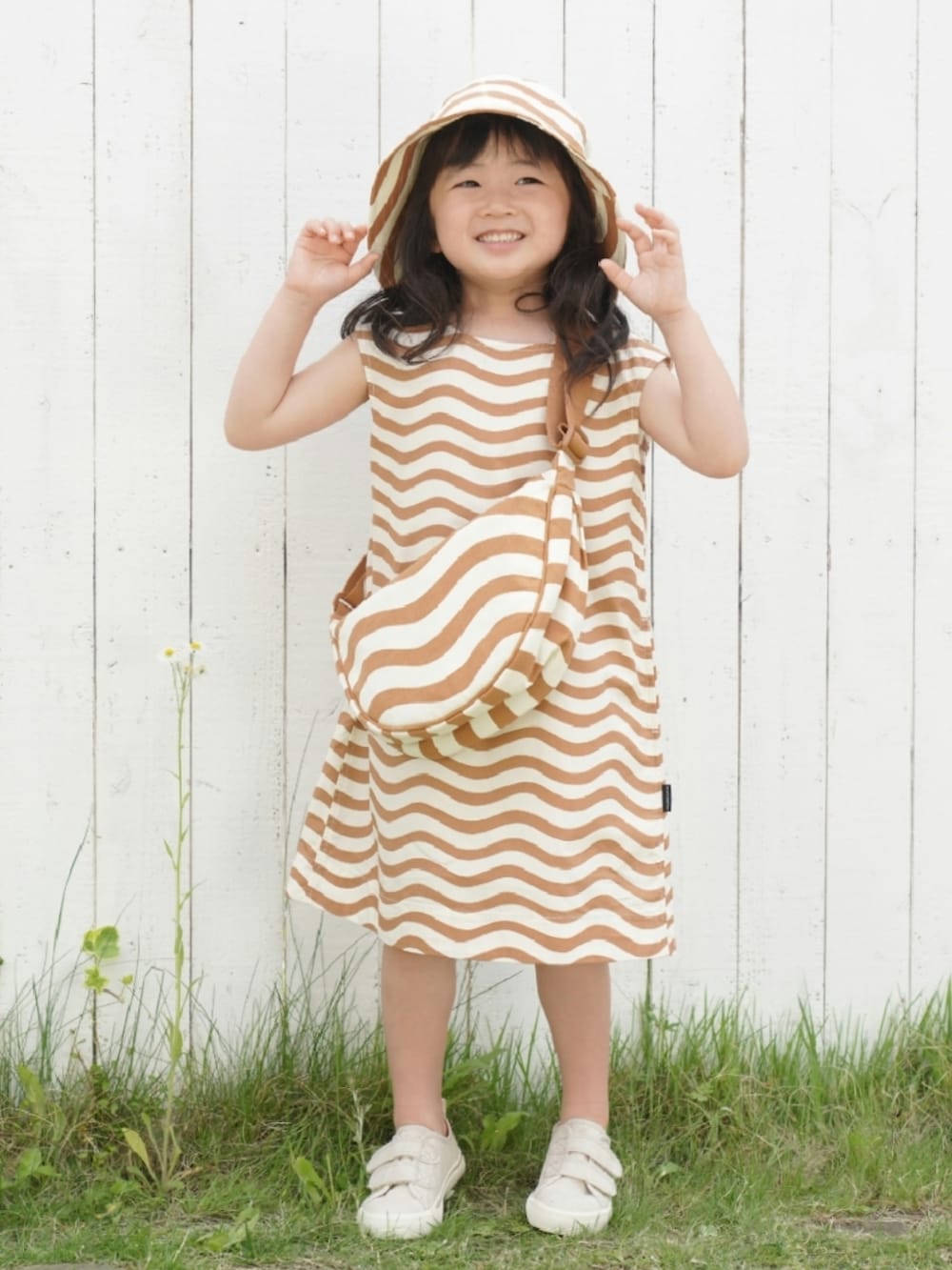 「夏コーデ、ボーダー、ワンピース、ショルダーバッグ、バケットハット、休日スタイル、UNIQLO、UNIQLO×marimekko」｜「UNIQLOのアイテム（ハット、ベージュ系）」を使った、𝑀𝐴𝑁𝑂𝐴さん（キッズ・100cm）の春コーディネートの2枚目の写真
