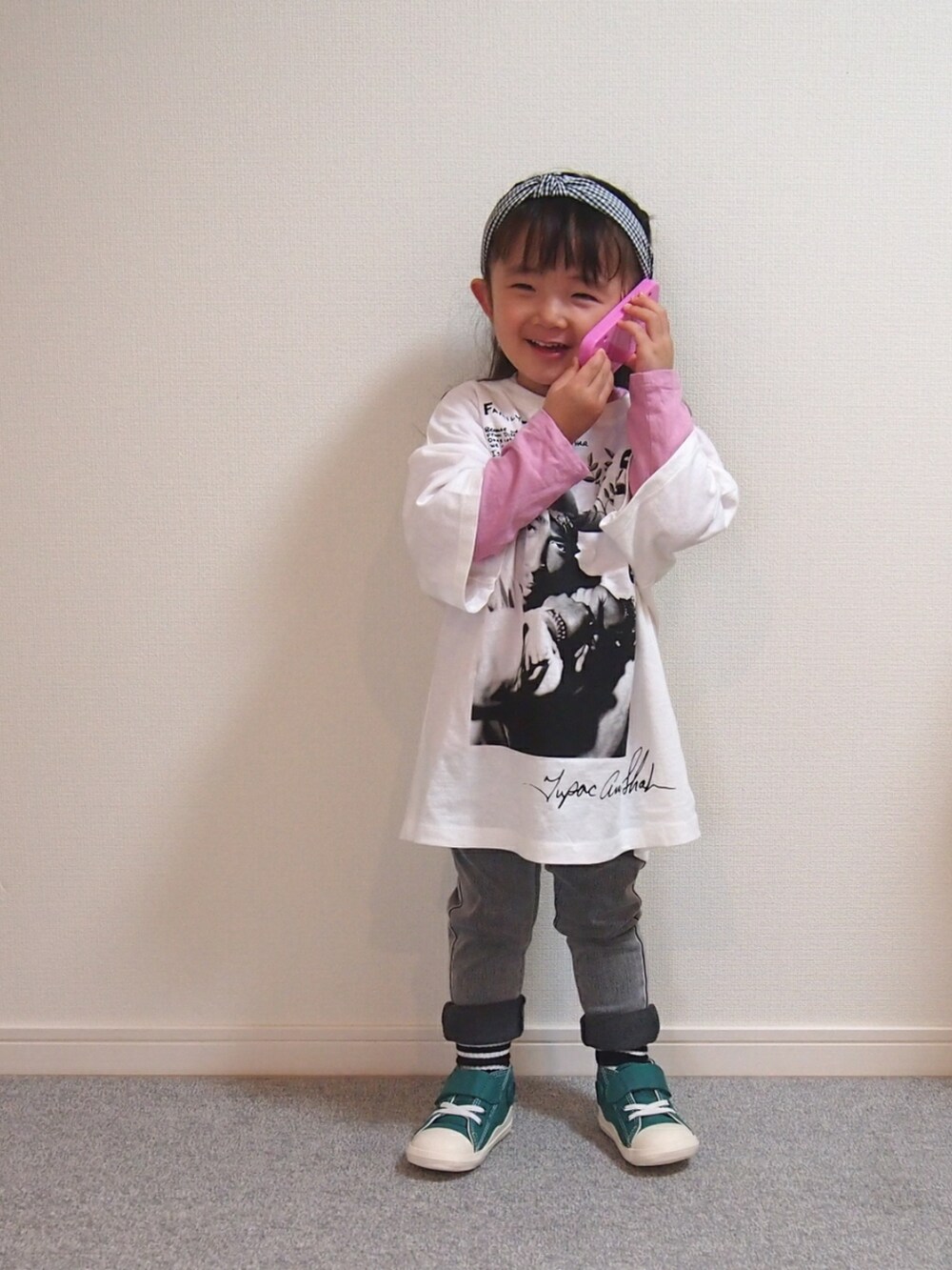 「春服、2歳、女の子、プチプラ、ストリート、キッズコーデ、カチューシャ、コンバース」｜「Lycee mineの絞りリボンカチューシャ（カチューシャ、ブラック系）」を使った、𝑀𝐴𝑁𝑂𝐴さん（キッズ・90cm）の春コーディネートの4枚目の写真