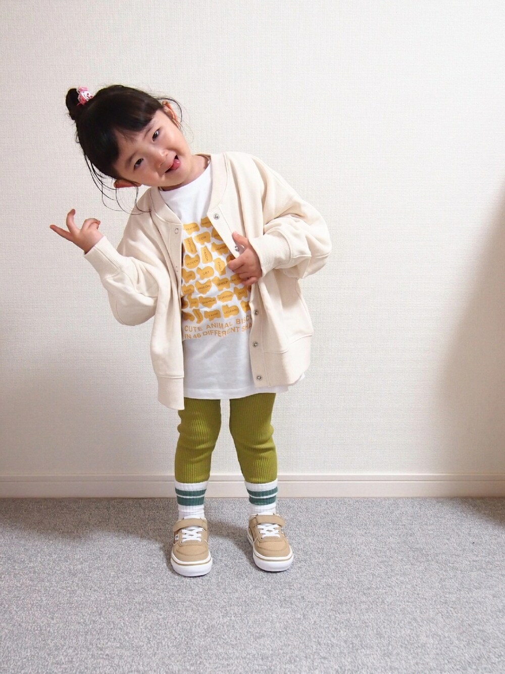 「春コーデ、2歳、女の子、GU、キッズコーデ、ラインソックス、プチプラコーデ、カジュアルコーデ、シンプルコーデ、たべっ子どうぶつ」｜「GUのアイテム（ノーカラージャケット、ホワイト系）」を使った、𝑀𝐴𝑁𝑂𝐴さん（キッズ・90cm）の春コーディネートの3枚目の写真